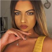 Profesor de español imparte clases a niños